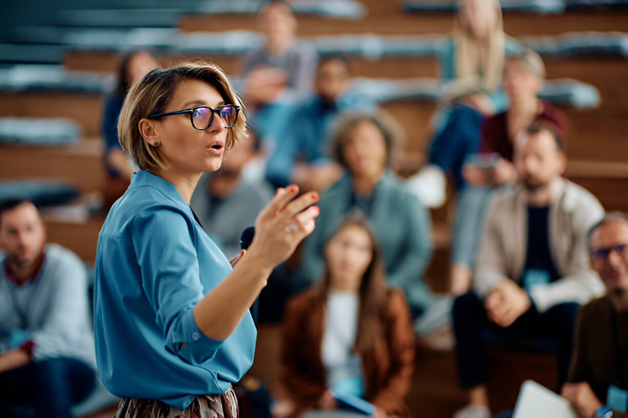 Diferencia entre Escuela de Negocios y Universidad