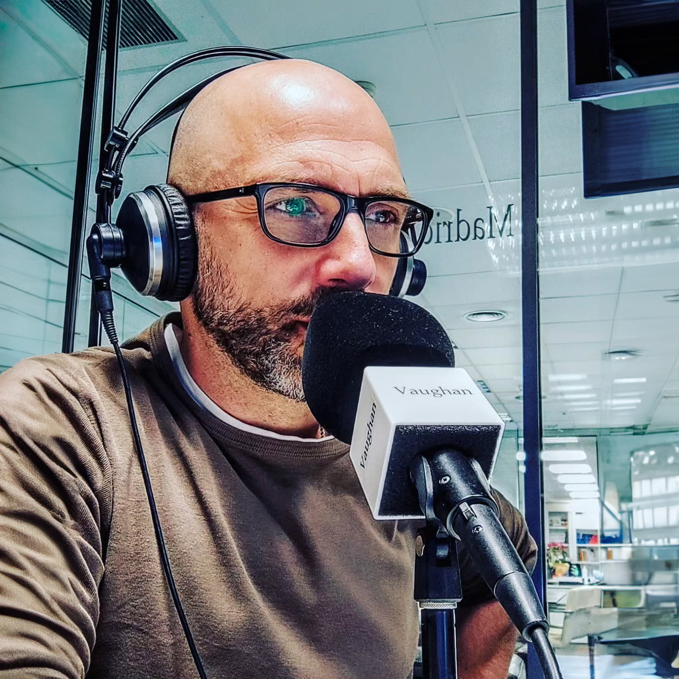 Cómo The ProBoh Show secuestró las ondas matinales de España — y por qué no puedes dejar de escucharlo