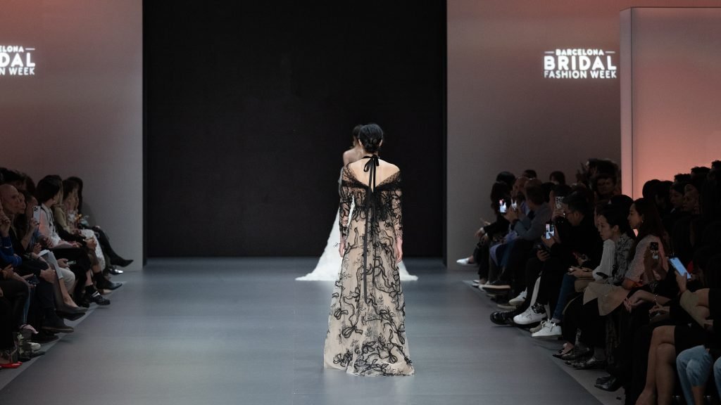 España en la portada, el libro "10mil km de moda" celebra el 40º aniversario de la Barcelona Bridal Fashion Week